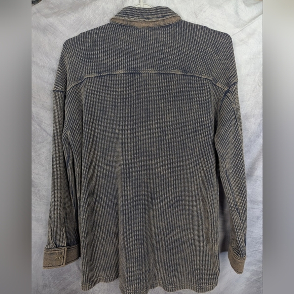 Vici Medium Waffle Weave Button Down Shirt Brown/Black - Picture 2 of 13